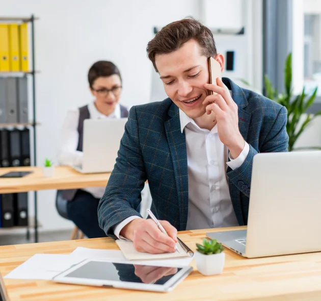 portrait-entrepreneur-talking-phone_11zon portrait-entrepreneur-talking-phone_11zon